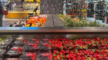 Порожні полиці супермаркету Сільпо після обстрілу Порожні полиці супермаркету Сільпо після обстрілу