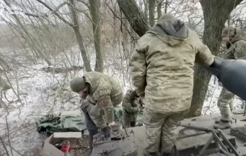 військові